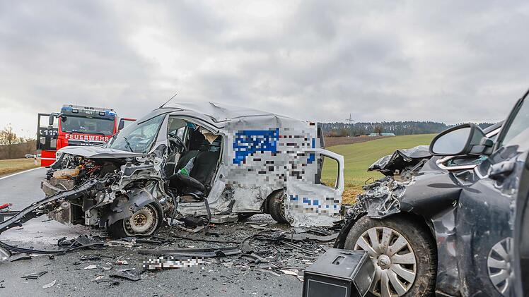 Kastenwagen schlittert auf Gegenfahrbahn: Fahrer mit Rettungshubschrauber ins Krankenhaus gebracht