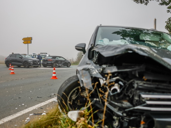 Drei Autos kollidieren bei Unfall in F&uuml;rth