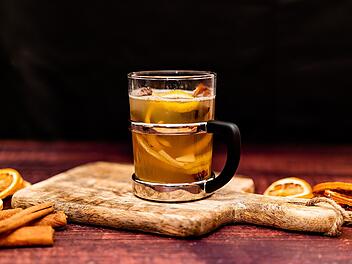 Das beliebte winterliche Heißgetränk: der Glühwein. Doch wie heiß sollte er werden?