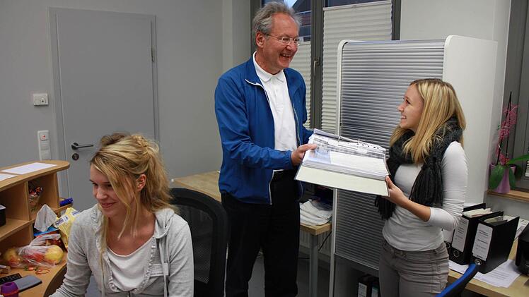Ulrich Voit fühlt sich in Wallenfels wohl. Mit im Bild seine Helferinnen Jenni Schmitt (links) und Michelle Göppner.
