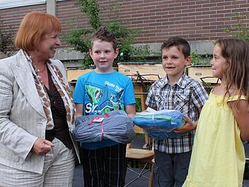 Ingrid Hofmann (l.) hat Schulkleidung für die Hiltpoltsteiner Schüler mitgebracht.  Foto: fra-press