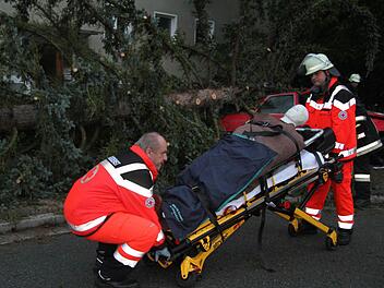 Der "verletzte" Autofahrer wird abtransportiert. Alle Fotos: Sonja Adam