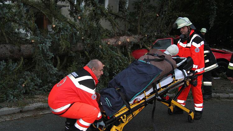 Der "verletzte" Autofahrer wird abtransportiert. Alle Fotos: Sonja Adam