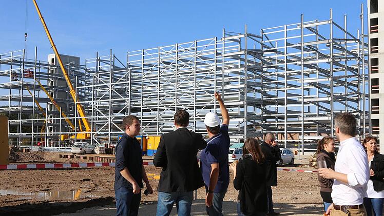 Am Parkhaus wird schon gebaut. Gleich daneben soll ...