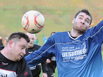 Fußball ist Kopfsache - finden Lukas Meder vom FC Obereschebach (links) und Thomas Simon vom SV Ramsthal II. Foto: ssp
