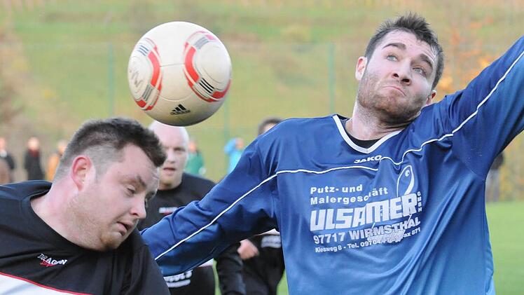 Fußball ist Kopfsache - finden Lukas Meder vom FC Obereschebach (links) und Thomas Simon vom SV Ramsthal II. Foto: ssp