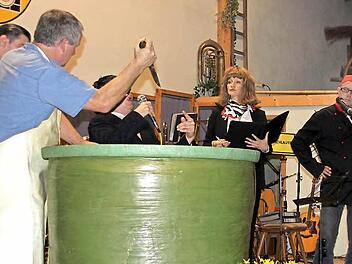 Echt "schräg" dieses Theater. Die Gruppe aus Neubrunn nahm sich das von Amts wegen unterbundene Kesselfleischessen zur Kirchweih vor.