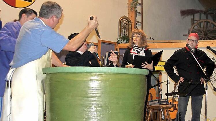 Echt "schräg" dieses Theater. Die Gruppe aus Neubrunn nahm sich das von Amts wegen unterbundene Kesselfleischessen zur Kirchweih vor.