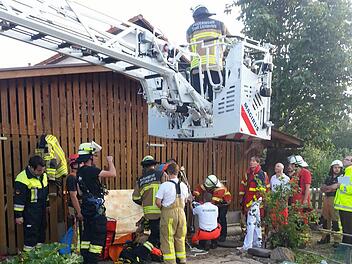 Mit Hilfe einer Drehleiter der Lichtenfelser Feuerwehr konnte der Mann befreit werden. Foto: Tobias Kindermann