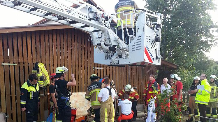 Mit Hilfe einer Drehleiter der Lichtenfelser Feuerwehr konnte der Mann befreit werden. Foto: Tobias Kindermann