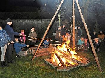An der Feuerstelle hatten Groß und Klein Spaß beim Backen von Stockbrot. Foto: koh