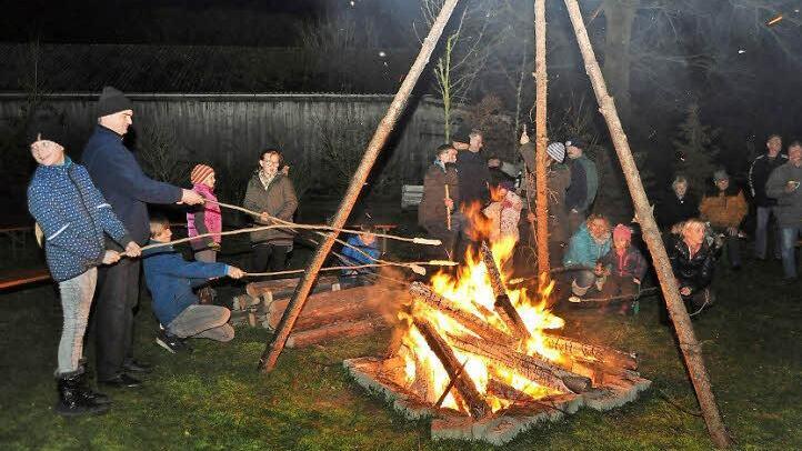 An der Feuerstelle hatten Groß und Klein Spaß beim Backen von Stockbrot. Foto: koh