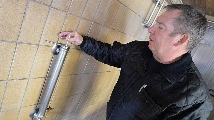 Der Stammwürzegehalt wird kontrolliert.
