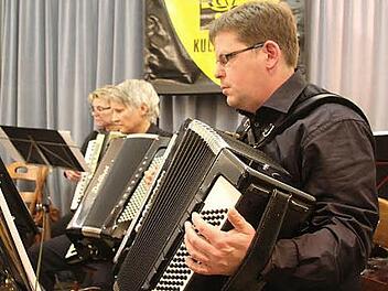 Die Akkordeonfreunde Kulmbach überzeugten bei ihrem Konzert im Mönchshof: "Akkordeon international" war das Motto. Foto: Sonny Adam