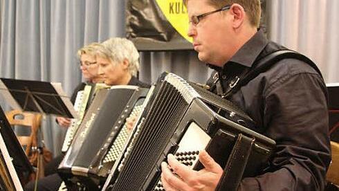 Die Akkordeonfreunde Kulmbach überzeugten bei ihrem Konzert im Mönchshof: "Akkordeon international" war das Motto. Foto: Sonny Adam