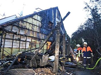Die Fassade des Hauses konnte trotz schnellen Einsatzes der Feuerwehr nicht gerettet werden. Foto: News5/Merzbach
