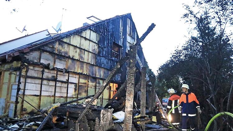 Die Fassade des Hauses konnte trotz schnellen Einsatzes der Feuerwehr nicht gerettet werden. Foto: News5/Merzbach