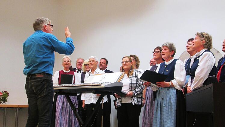 Dirigent Stefan Baron und der Gemischte Chor aus Westheim warteten auch mit Evergreens auf, die ankamen.  Foto: Winfried Ehling