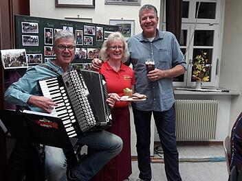 Diplombraumeister Dietmar Schmitt (rechts) stellte bei der Bierprobe der Stadtkapelle  sieben Biere vor. Bernd Hammer sorgte für die Musik, während sich Vorsitzende Erika Pascher um die Brotzeit kümmerte.H. Hessel
