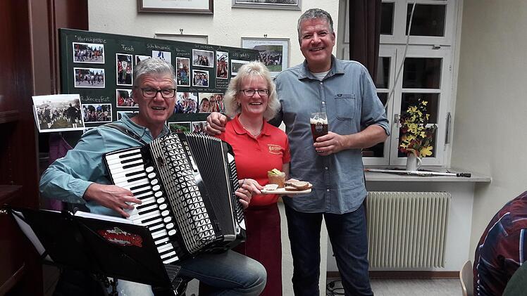 Diplombraumeister Dietmar Schmitt (rechts) stellte bei der Bierprobe der Stadtkapelle  sieben Biere vor. Bernd Hammer sorgte für die Musik, während sich Vorsitzende Erika Pascher um die Brotzeit kümmerte.H. Hessel