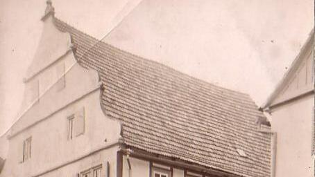 Zahlreiche Fotos und Schriftstücke sind zu sichten bei der Erstellung der neuen Ortschronik von Elfershausen. Das Foto zeigt die ehemalige Bäckerei Geiling. Repro: Winfried Ehling
