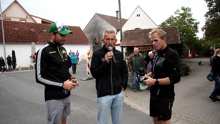 Willi Wahl (Mitte) im Gespräch mit Chris Dels (li.) und Sven Sundberg