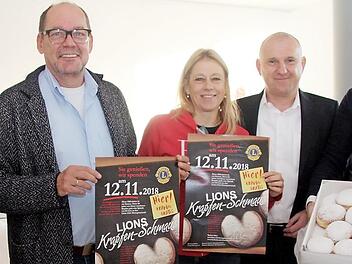 Bei der Krapfenaktion (von links): David Komann vom Leo-Club Herzogenaurach "Uraha", Jörg Dassler (Vision Park), Beatrice Bieger, Uwe Seeberger und Andreas Desch (alle Lions Club) Foto: Richard Sänger