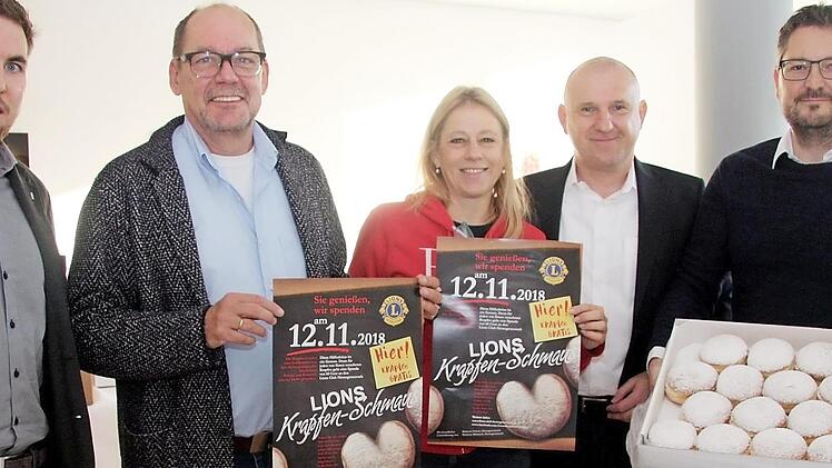 Bei der Krapfenaktion (von links): David Komann vom Leo-Club Herzogenaurach "Uraha", Jörg Dassler (Vision Park), Beatrice Bieger, Uwe Seeberger und Andreas Desch (alle Lions Club) Foto: Richard Sänger