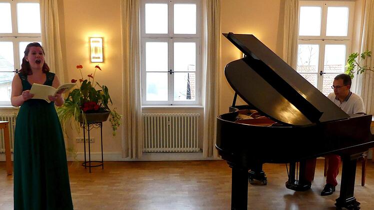 Lisa Frey und ihr Vater Andreas überzeugten beim Liedernachmittag im  Trebgaster Kantorat.   Dieter Hübner