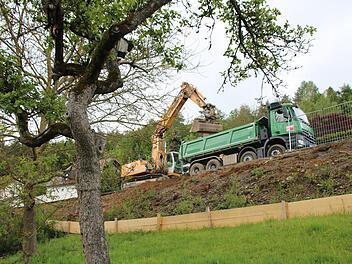 In der Parksiedlung laufen die Hangsicherungsarbeiten, damit künftig keine Gefahr mehr besteht, dass die Böschung abrutscht. Foto: Heike Beudert