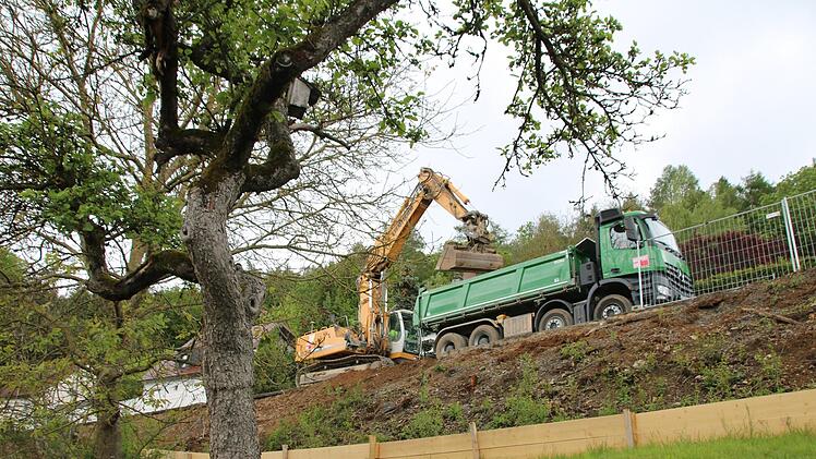 In der Parksiedlung laufen die Hangsicherungsarbeiten, damit künftig keine Gefahr mehr besteht, dass die Böschung abrutscht. Foto: Heike Beudert