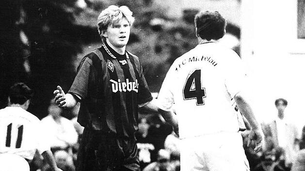 Besuch aus der Bundesliga: Am 3. Juni 1996 trafen der  FC  Michelau um  Thomas Löffler (Nr. 4) und Borussia Mönchengladbach, hier mit  Stefan  Effenberg, in einem Freundschaftsspiel aufeinander.  Timo Stöhr
