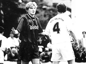 Besuch aus der Bundesliga: Am 3. Juni 1996 trafen der  FC  Michelau um  Thomas Löffler (Nr. 4) und Borussia Mönchengladbach, hier mit  Stefan  Effenberg, in einem Freundschaftsspiel aufeinander.  Timo Stöhr