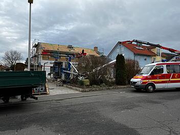 Baukran stürzt um: Ein Toter und mindestens ein Schwerverletzter