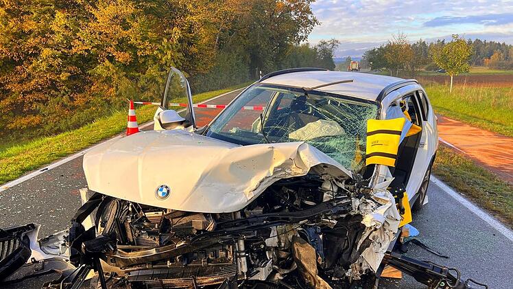Kuhnhof: Schwerer Unfall mit drei Verletzten - Auto mit Bub (4) überschlägt sich
