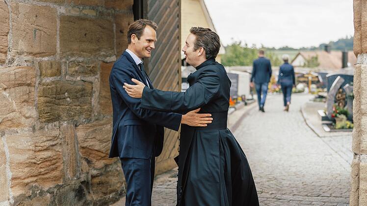 Viele Jahre, nachdem der Kontakt zwischen Felix Voss (Fabian Hinrichs, links) und Toni abgebrochen ist, lädt ihn der gemeinsame Freund der beiden, Pfarrer Marcus Borchert (Pirmin Sedlmeir), zu einem Gottesdienst für Toni ein. Was will er darin sagen?