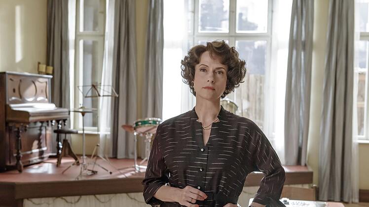 Caterina Sch&ouml;llack (Claudia Michelsen) f&uuml;hrt Familie und Tanzschule mit harter Hand.