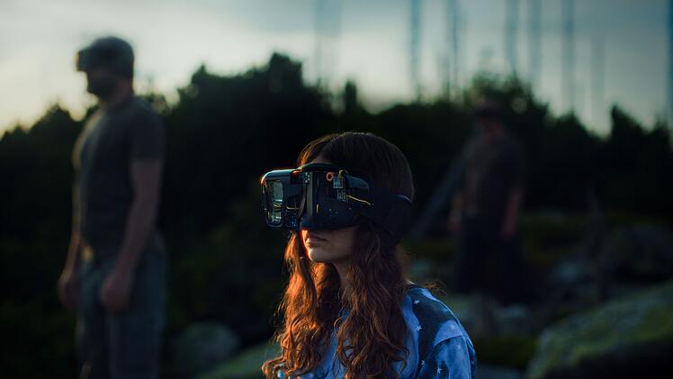 Lea (Mariella Aumann) bereitet sich auf ihre Existenz auf dem Planeten Jupiter vor.