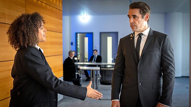&Uuml;berrascht? Ilka Freuding (Paula Essam) stellt sich als neue Partnerin von Personensch&uuml;tzer Sch&auml;fer (Tobias Oertel) vor.