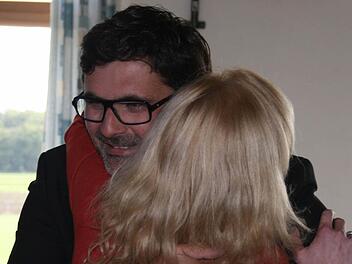 Ein glücklicher Ralf Hofmann freut sich nach der Bekanntgabe des Wahlergebnisses über die Umarmung seiner Gegenkandidatin Marietta Eder.   Foto: Pfannes