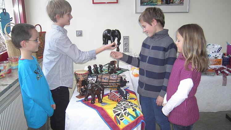 Nico Dietz und Leon Schnappauf (von links) zeigen Jonas Brand und Senta Porzelt eine aus Afrika stammende Elefanten-Figur. Foto: HeikeSchülein