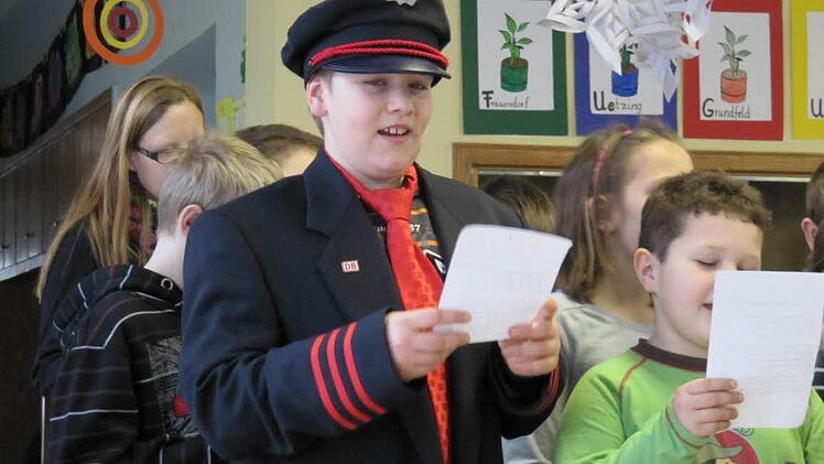 Als persönliches Dankeschön-Lied trällerten die Schüler Auf der Fränk´schen Eisenbahne.... Dominik Keller (Klasse 4a) ist sogar als Schaffner verkleidet!