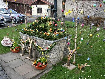 Der Brunnen in Oberfellendorf wird an Ostern liebevoll geschmückt. Foto: Löwisch