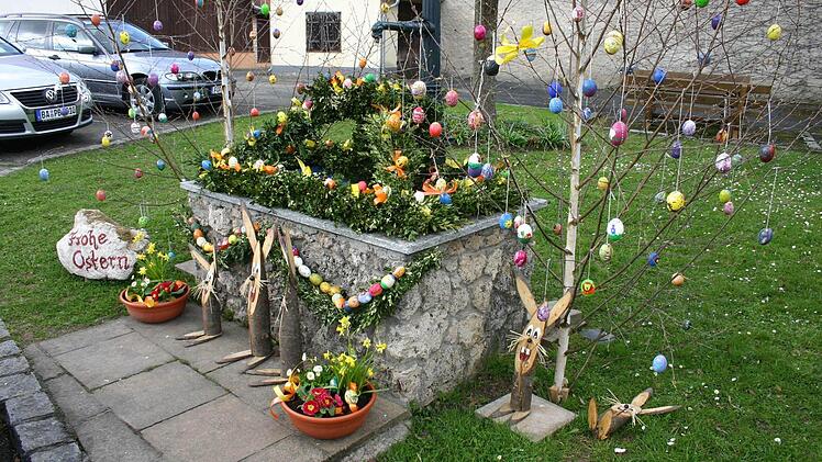 Der Brunnen in Oberfellendorf wird an Ostern liebevoll geschmückt. Foto: Löwisch