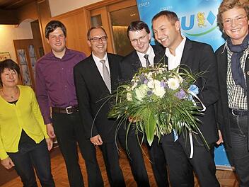Strahlende Gesichter bei den Gewinnern: Die CSU feierte ihren Erfolg auf der "Karolinenhöhe" bei Trieb; von links im Bild sind Edith Güthlein, CSU Kreisgeschäftsführerin Lichtenfels, Listenkandidat Holger Then, Landrat Christian Meißner, der Kronacher Kreisgeschäftsführer Bernd Liebhardt, Jürgen Baumgärtner und Europa-Abgeordnete Monika Hohlmeier. Foto: Tobias Kindermann