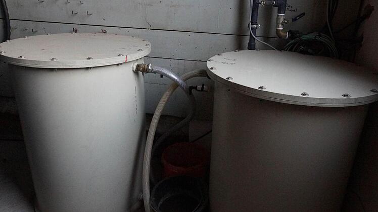 In die Reinigung: In den beiden Behältern fließt das Grundwasser durch Aktivkohlefilter.