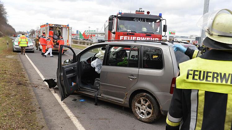 Ein 75 Jahre alter Mann ist bei einem Unfall auf der B26 bei Trosdorf leicht verletzt worden. Foto: Ronald Rinklef