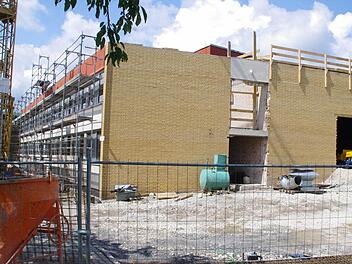 Die Arbeiten am Kreiskulturraum liegen im Soll. Momentan wird intensiv am Dach gewerkelt. Foto: Marco Meißner