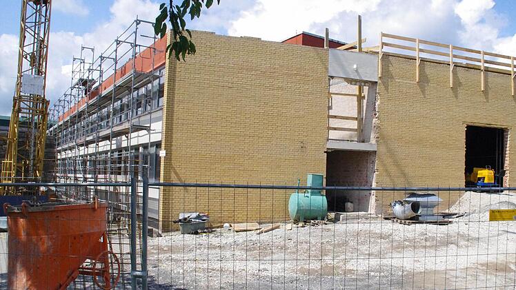 Die Arbeiten am Kreiskulturraum liegen im Soll. Momentan wird intensiv am Dach gewerkelt. Foto: Marco Meißner