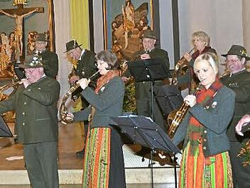 Auch Frauen spielen seit einigen Jahren im Bläsercorps der Jäger (von links): Eva Fröhlich, Katharina Kutschka (hinten) und Andrea Lechner. Vorne links steht der musikalische Leiter Heiner Reuß. Foto: Hofmann